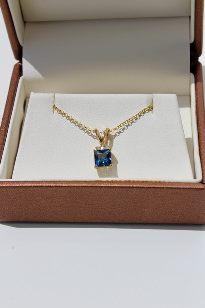 Alexandrite & Diamond Pendant, 1.37 Carats 10K Gold