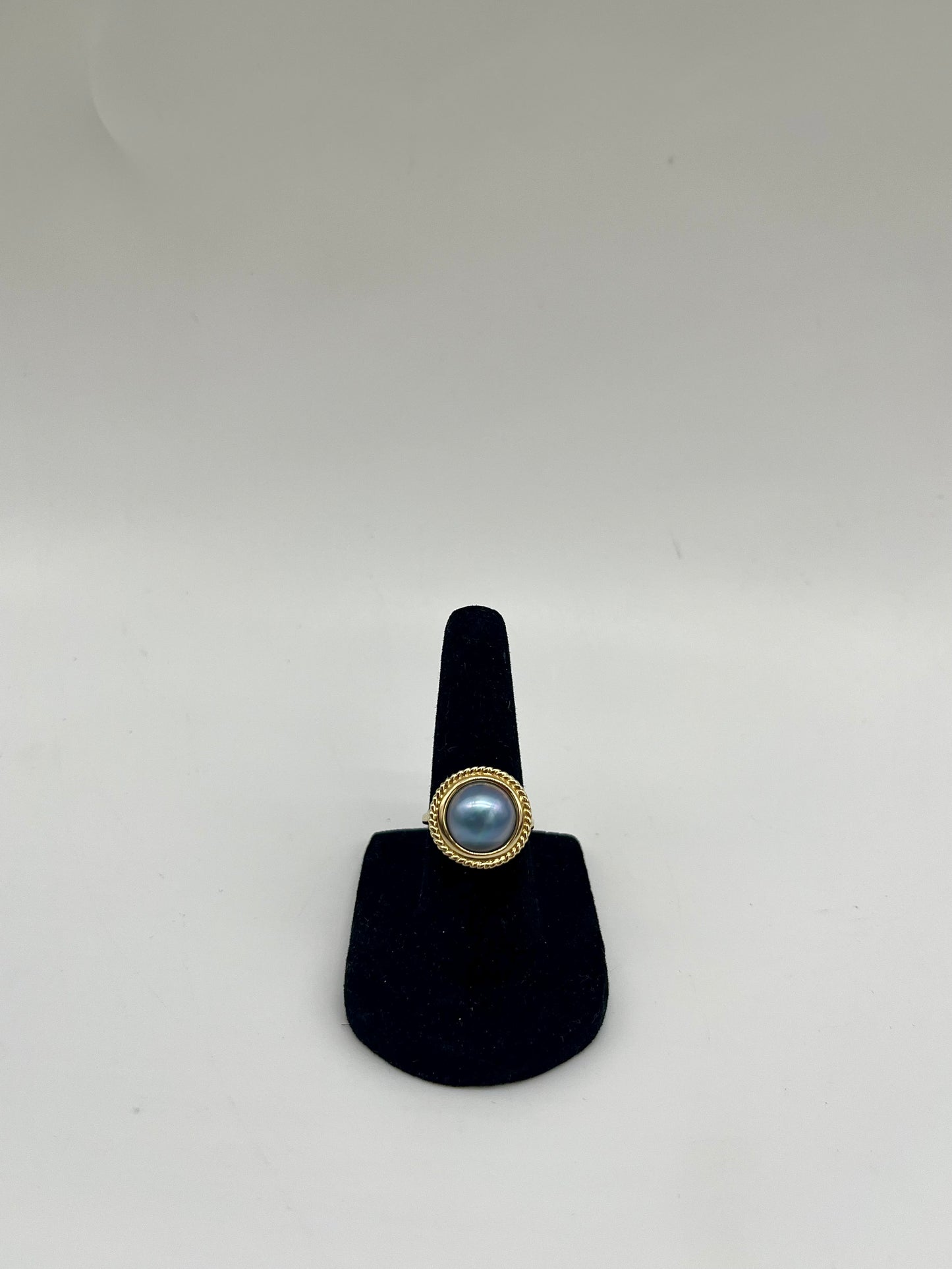 Bague ornée de perles Mabe noires, 5,8 ct, or 10 carats