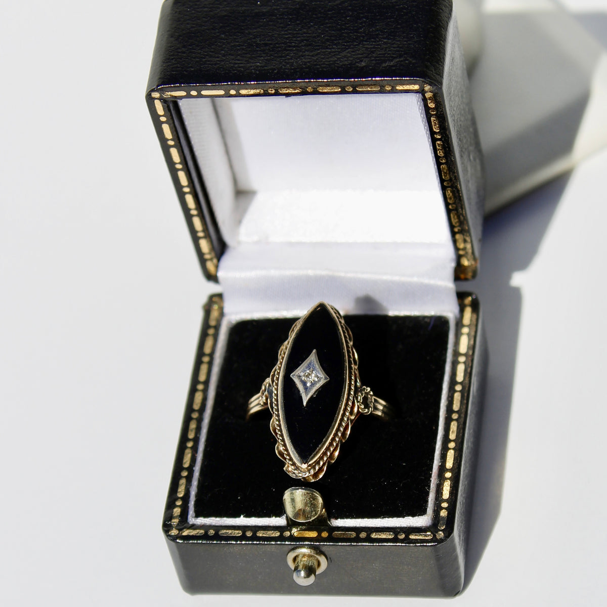 Edwardian Onyx & Diamond-Inlaid Ring, 2.53 Carats 18K Gold & Platinum