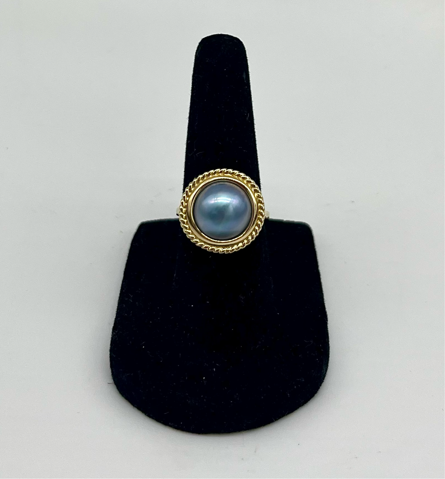 Bague ornée de perles Mabe noires, 5,8 ct, or 10 carats