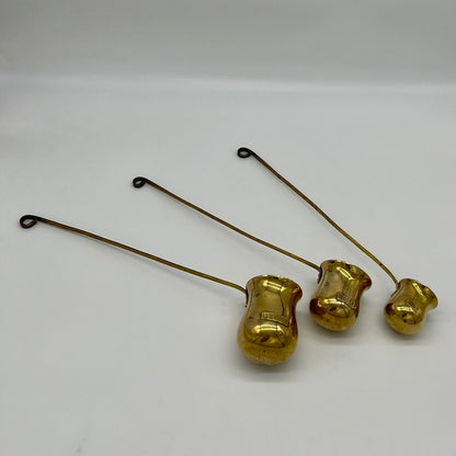 Louches de rationnement de whisky, de rhum et de brandy anciennes