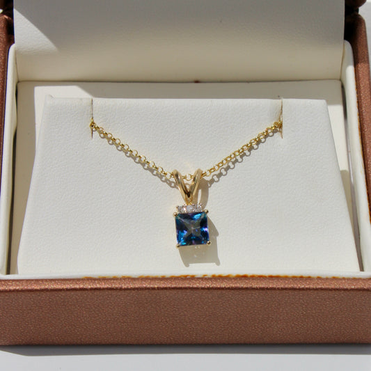Alexandrite & Diamond Pendant, 1.37 Carats 10K Gold