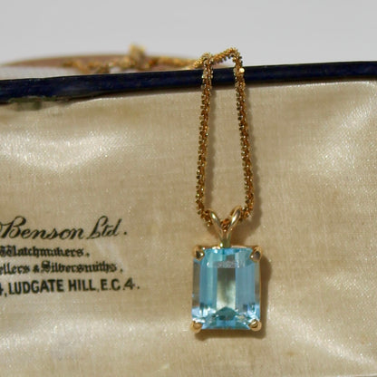Collier en or 14 carats avec topaze bleue taille émeraude, 4 ct