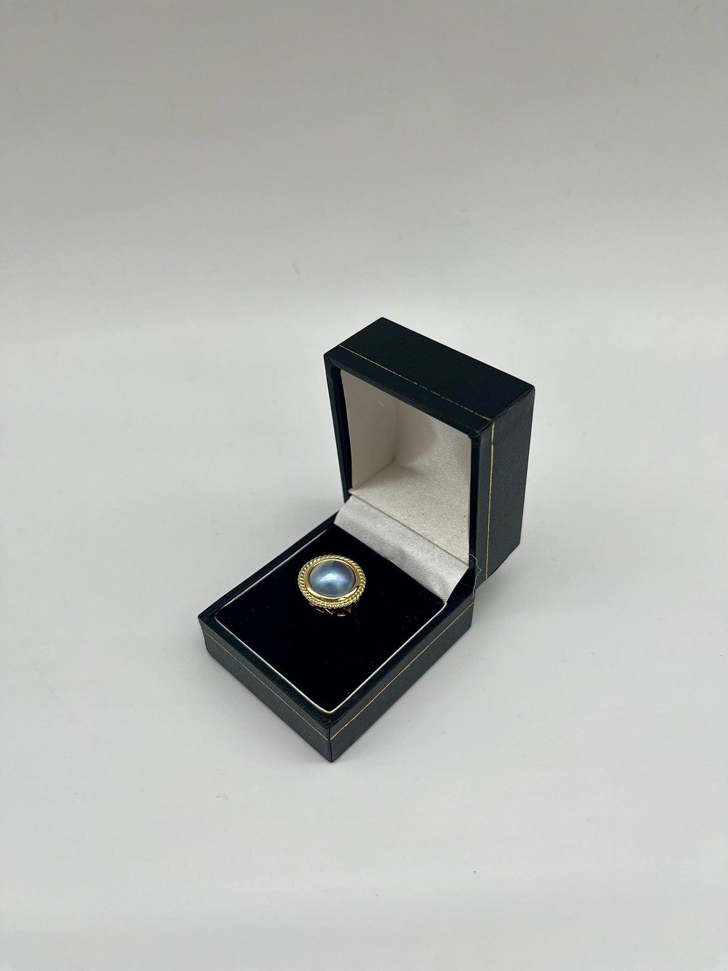 Bague ornée de perles Mabe noires, 5,8 ct, or 10 carats