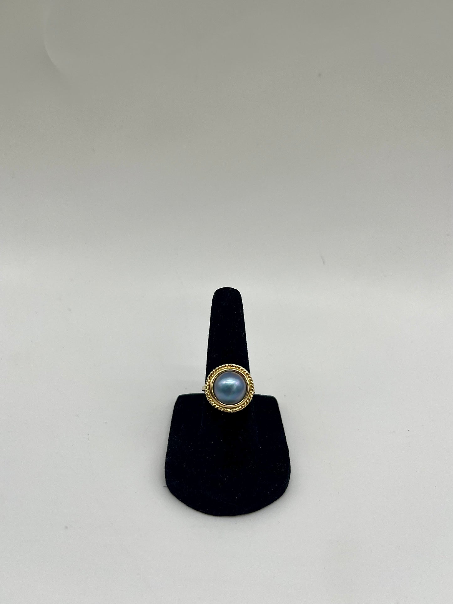 Bague ornée de perles Mabe noires, 5,8 ct, or 10 carats