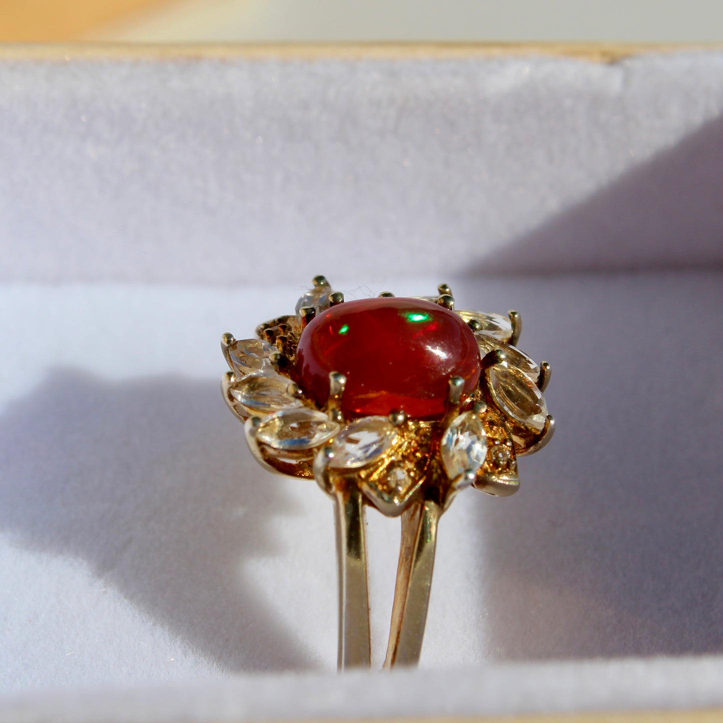 AVIS - Bague cabochon d'ambre opalescente et topaze blanche - Or 9 carats 4 CTW