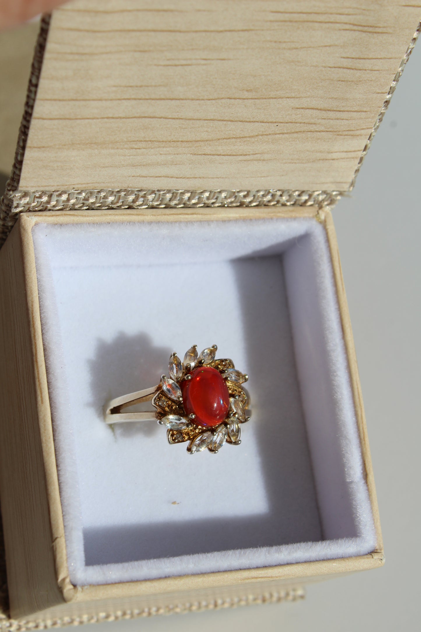 AVIS - Bague cabochon d'ambre opalescente et topaze blanche - Or 9 carats 4 CTW
