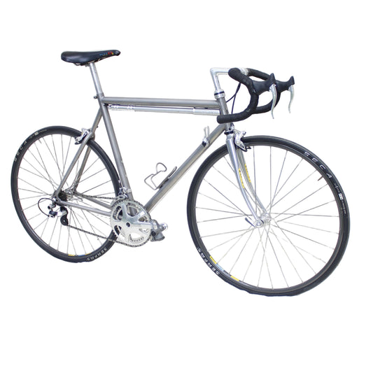 PHOTOS - Vélo français en titane sur mesure