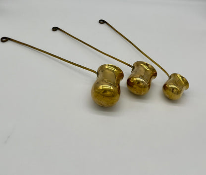 Louches de rationnement de whisky, de rhum et de brandy anciennes