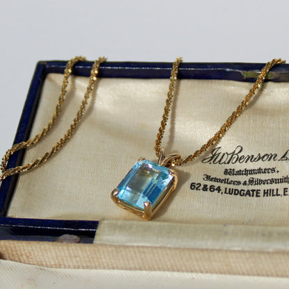 Collier en or 14 carats avec topaze bleue taille émeraude, 4 ct