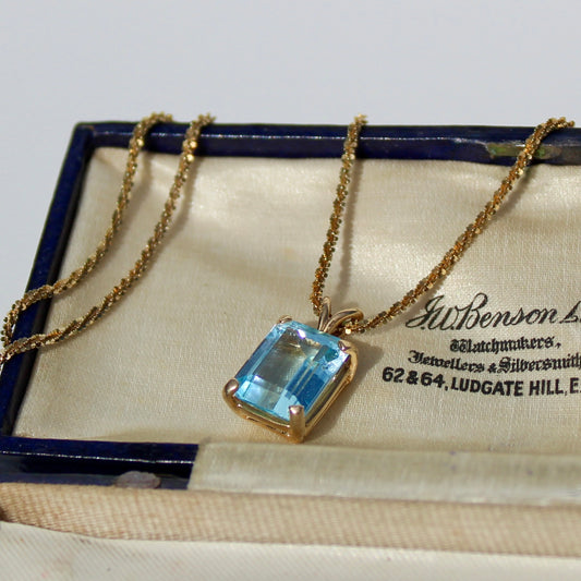 Collier en or 14 carats avec topaze bleue taille émeraude, 4 ct