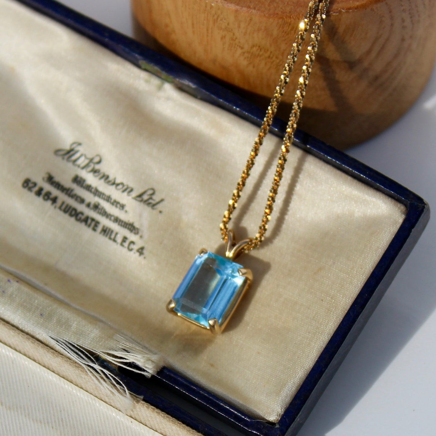 Collier en or 14 carats avec topaze bleue taille émeraude, 4 ct