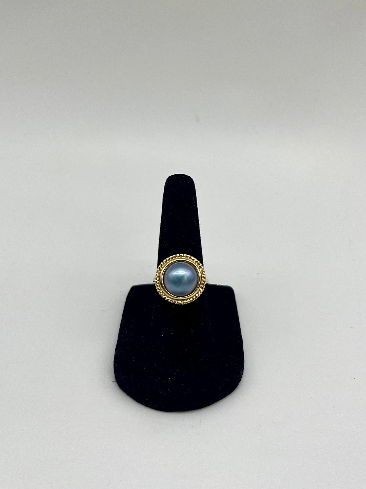 Bague ornée de perles Mabe noires, 5,8 ct, or 10 carats