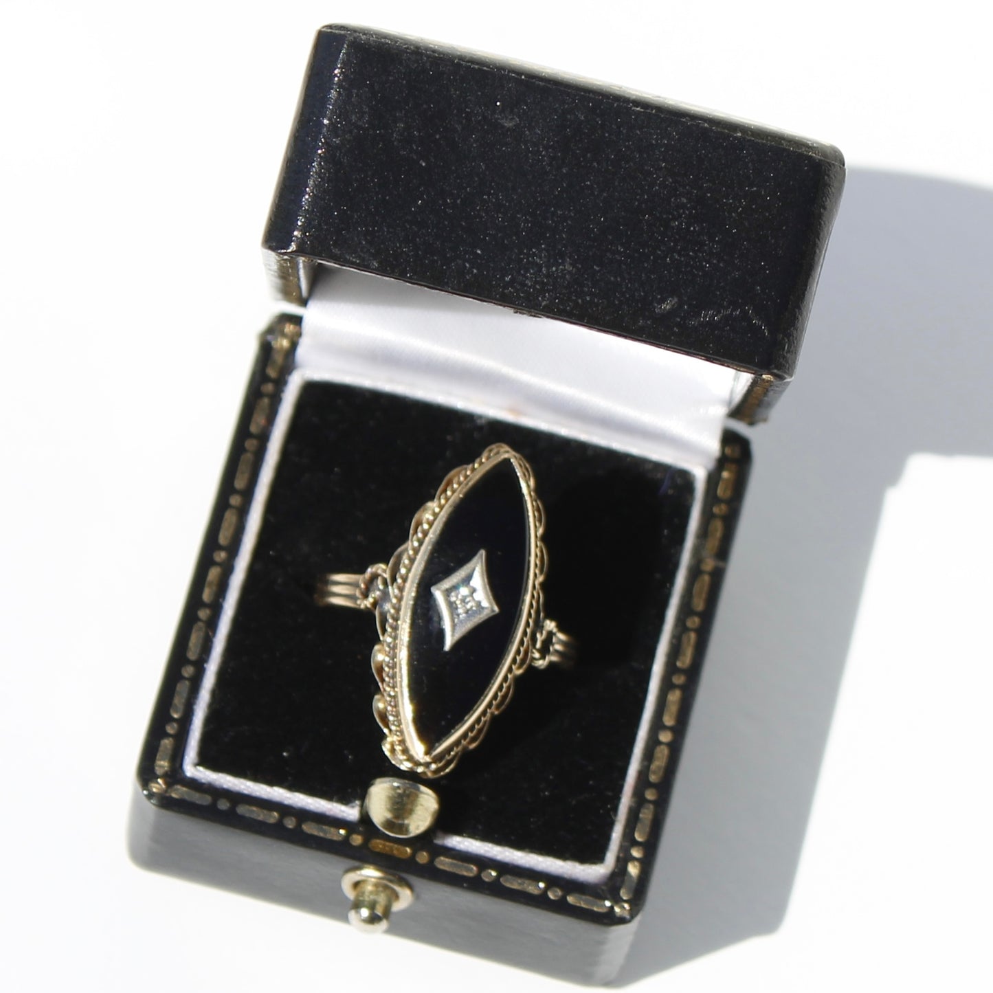 Edwardian Onyx & Diamond-Inlaid Ring, 2.53 Carats 18K Gold & Platinum