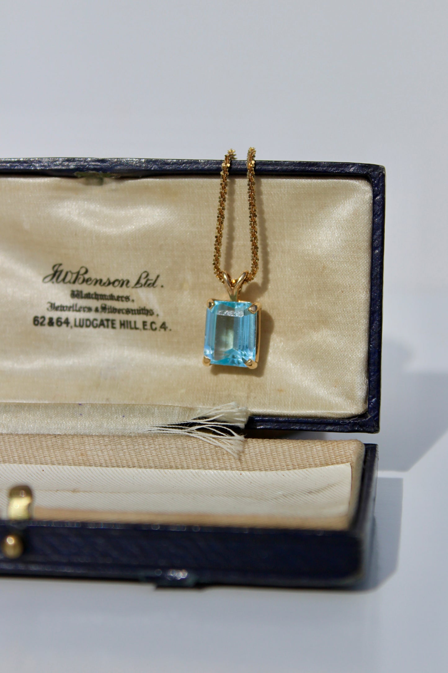 Collier en or 14 carats avec topaze bleue taille émeraude, 4 ct