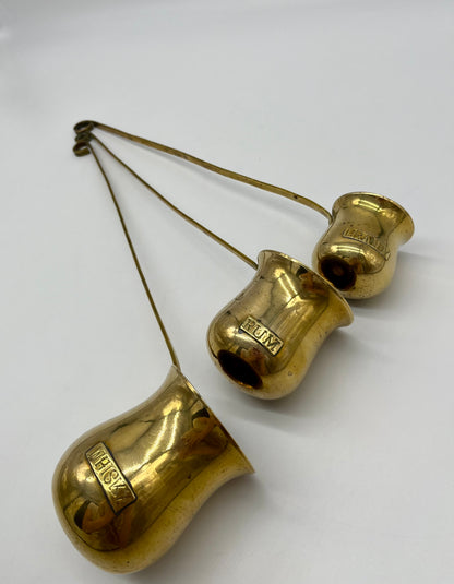 Louches de rationnement de whisky, de rhum et de brandy anciennes