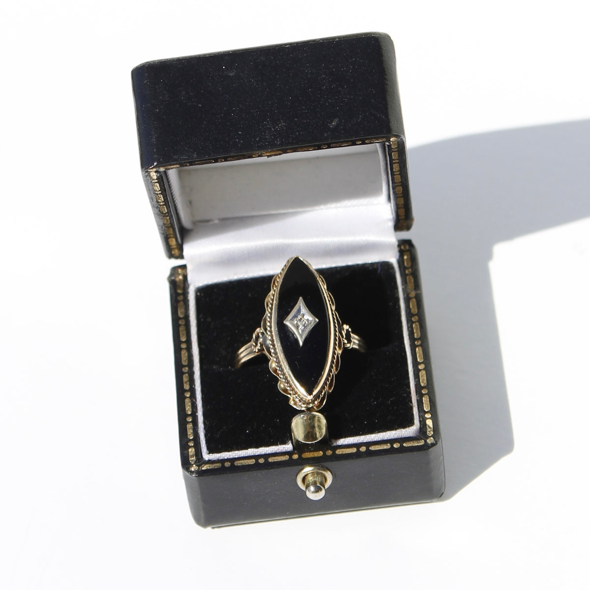 Edwardian Onyx & Diamond-Inlaid Ring, 2.53 Carats 18K Gold & Platinum