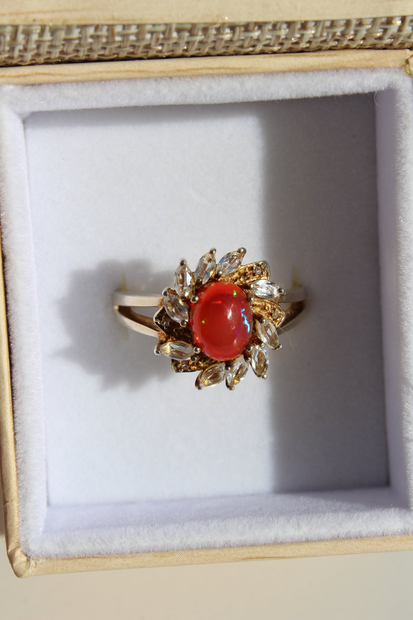 AVIS - Bague cabochon d'ambre opalescente et topaze blanche - Or 9 carats 4 CTW