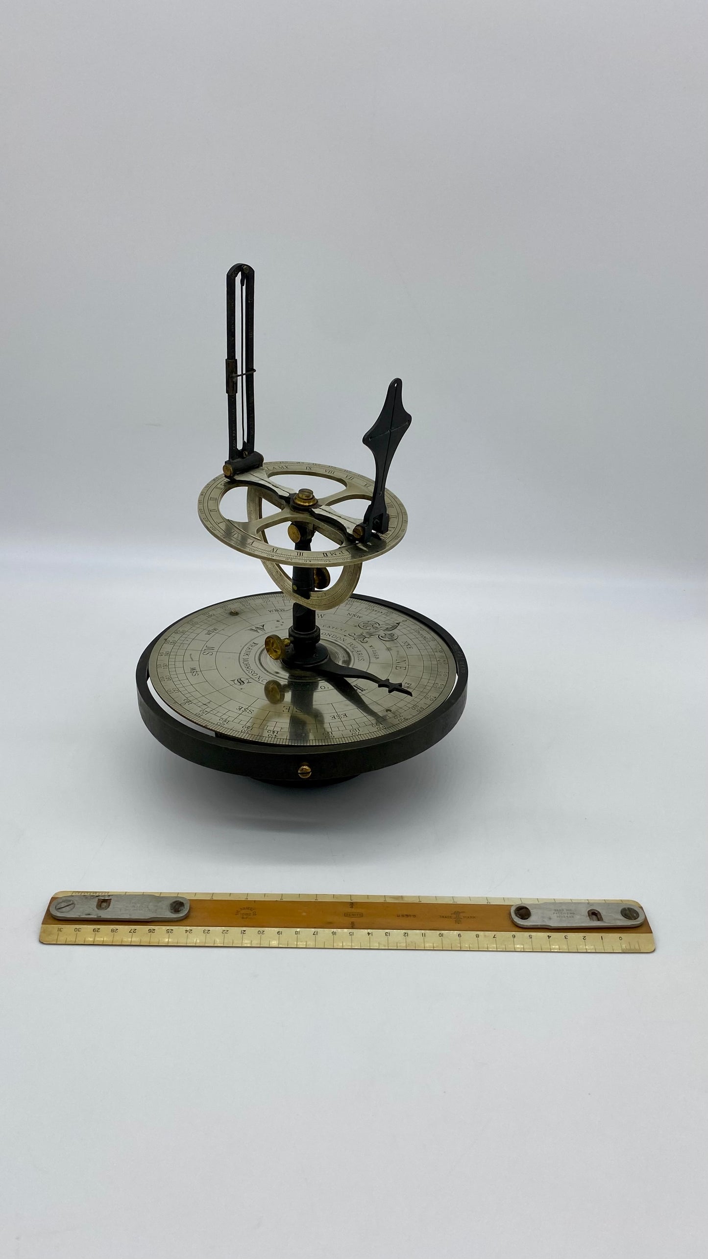 JA- Cadran solaire équinoxial et boussole magnétique de Londres