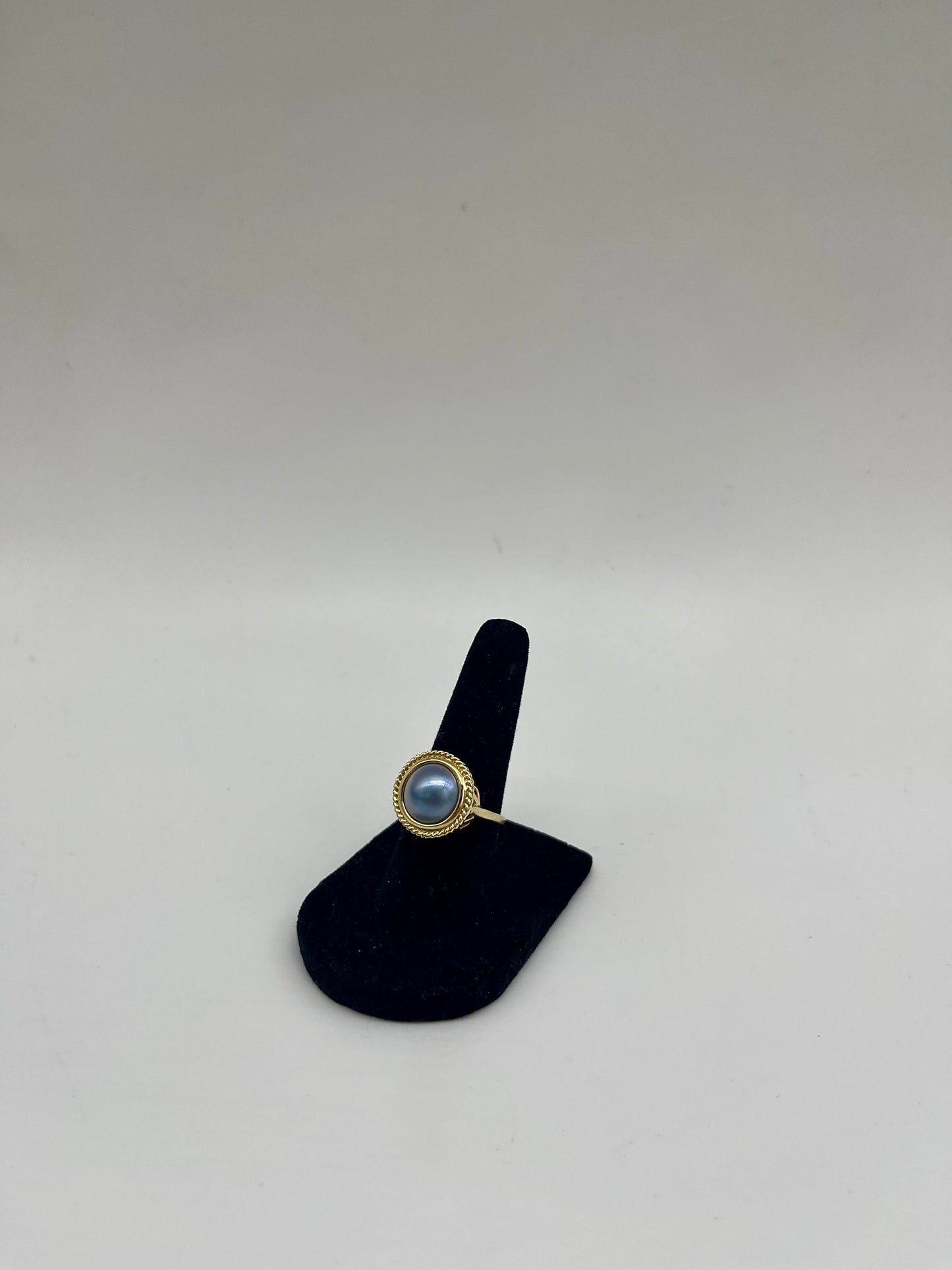 Bague ornée de perles Mabe noires, 5,8 ct, or 10 carats